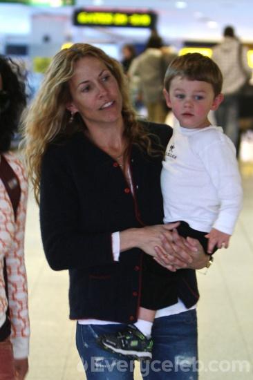 Sheryl-Crow-and-Son-Wyatt-Arrive-in-NY.jpeg