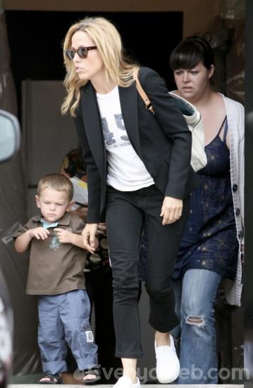 Sheryl-Crow-and-3-year-old-son-Wyhfatt-do-some-shopping.jpeg