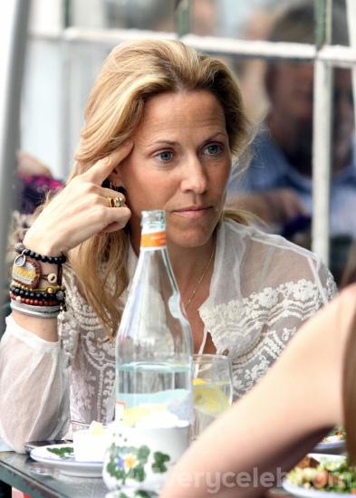 Sheryl-Crow-had-lunch-with-a-lady-friendk.jpeg